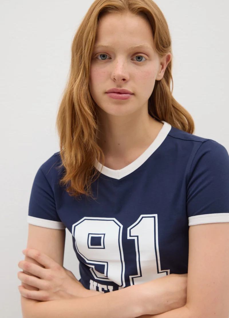 او في اس تيشيرت قطن مطاطي أزرق بقصة عادية